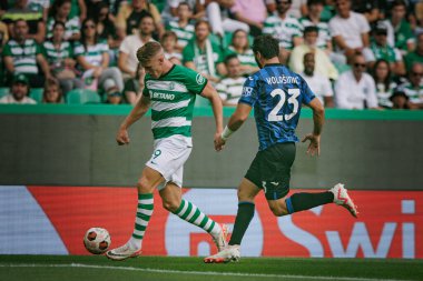 Viktor Gyokeres, Sead Kolasinac UEFA Avrupa Ligi sırasında Sporting CP ile Atalanta BC arasında oynanan maçta Estadio Jose Alvalade, Lizbon, Portekiz 'de oynandı. (Maciej Rogowski)