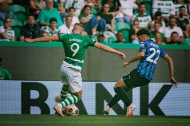 Viktor Gyokeres, Matteo Ruggeri UEFA Avrupa Ligi sırasında Sporting CP ile Atalanta BC arasında oynanan maçta Estadio Jose Alvalade, Lizbon, Portekiz 'de oynandı. (Maciej Rogowski)