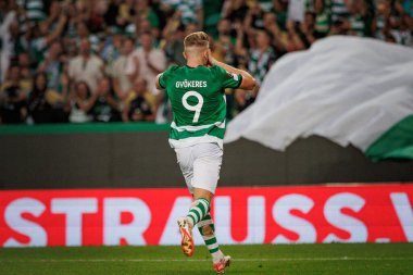 Viktor Gyokeres, UEFA Avrupa Ligi 'nde attığı 23 / 24' lük gol sonrasında Portekiz 'deki Estadio Jose Alvalade' de Sporting CP ve Atalanta BC arasında oynanan maçı kutluyor. (Maciej Rogowski)