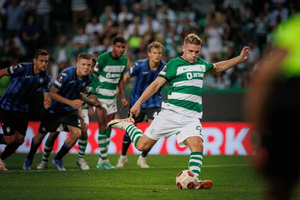 Viktor Gyokeres, Portekiz 'deki Estadio Jose Alvalade' de Sporting CP ile Atalanta BC arasında oynanan UEFA Avrupa Ligi 23 / 24 maçında penaltı kaydetti. (Maciej Rogowski)