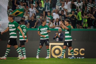 Sporcu Oyuncuları, Liga Portugal Betclic 'in Portekiz' in Estadio Jose Alvalade, Lizbon, Portekiz 'deki Sporting CP ve FC Arouca arasında oynadığı 23 / 24 maçında Hidemasa Morita' nın attığı gol sonrasında kutluyor. (Maciej Rogowski)