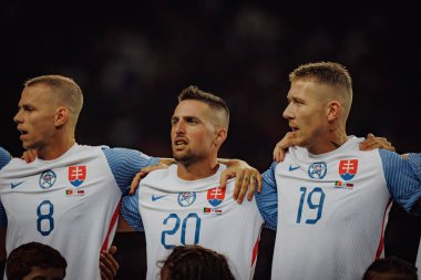 UEFA Euro 2024 eleme maçında Slovakya ve Portekiz milli takımları arasında Estadio do Dragao, Porto 'da marş söyleyen Slovakya' lı oyuncular. (Maciej Rogowski)