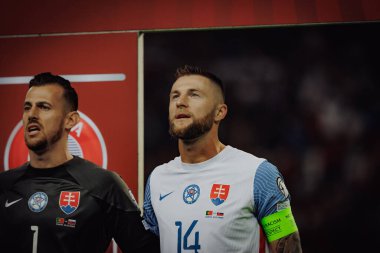 Martin Dubravka, Milan Skriniar UEFA Euro 2024 eleme maçında Portekiz ve Slovakya milli takımları arasında Estadio do Dragao, Porto 'da marş seslendirdi. (Maciej Rogowski)