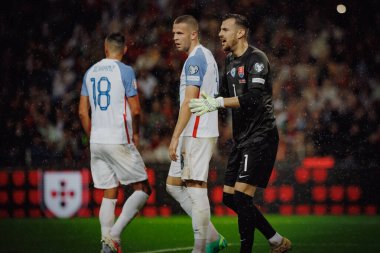 Martin Dubravka UEFA Euro 2024 eleme maçında Slovakyalı defans oyuncularıyla birlikte Portekiz ve Slovakya milli takımları arasında Estadio do Dragao, Porto 'da oynandı. (Maciej Rogowski)