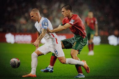 Ondrej Duda, Joao Palhinha UEFA Euro 2024 eleme maçında Portekiz ve Slovakya milli takımları arasında Estadio do Dragao, Porto 'da oynandı. (Maciej Rogowski)