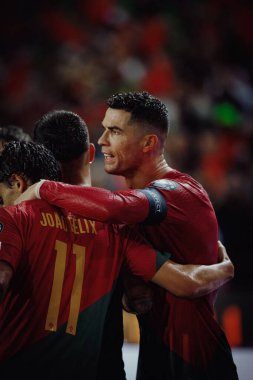 Joao Felix, Portekiz ve Slovakya milli takımları arasında oynanan UEFA Euro 2024 ön eleme maçında Cristiano Ronaldo ile birlikte Estadio do Dragao, Porto 'da kutlar. (Maciej Rogowski)