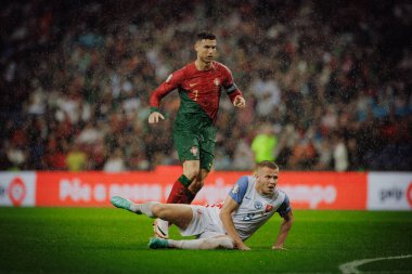 Cristiano Ronaldo, Denis Vavro UEFA Euro 2024 eleme maçında Portekiz ve Slovakya milli takımları arasında Estadio do Dragao, Porto 'da oynandı. (Maciej Rogowski)