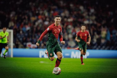 UEFA Euro 2024 eleme maçı sırasında Portekiz ve Slovakya milli takımları arasında Estadio do Dragao, Porto 'da oynanan Cristiano Ronaldo. (Maciej Rogowski)