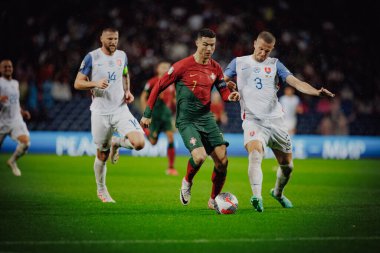 Cristiano Ronaldo, Denis Vavro UEFA Euro 2024 eleme maçında Portekiz ve Slovakya milli takımları arasında Estadio do Dragao, Porto 'da oynandı. (Maciej Rogowski)