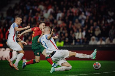 Diogo Dalot, Denis Vavro UEFA Euro 2024 eleme maçında Portekiz ve Slovakya milli takımları arasında Estadio do Dragao, Porto 'da oynandı. (Maciej Rogowski)