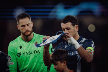 Alex Remiro, Mikel Oyarzabal UEFA Şampiyonlar Ligi maçında SL Benfica ile Real Sociedad arasında Estadio Da Luz, Lizbon, Portekiz 'de oynandı. (Maciej Rogowski)