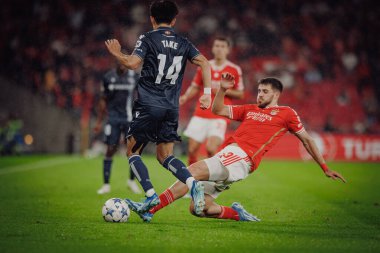 Takefusa Kubo, David Jurasek UEFA Şampiyonlar Ligi 'nde SL Benfica ile Real Sociedad arasında oynanan maçta Estadio Da Luz, Lizbon, Portekiz' de mücadele etti. (Maciej Rogowski)