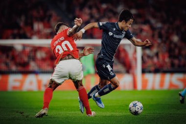 Nicolas Otamendi, Takefusa Kubo UEFA Şampiyonlar Ligi 'nde SL Benfica ile Real Sociedad arasında oynanan 23 / 24 maçında Estadio Da Luz, Lizbon, Portekiz' de mücadele etti. (Maciej Rogowski)
