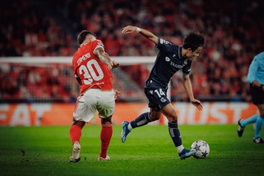 Nicolas Otamendi, Takefusa Kubo UEFA Şampiyonlar Ligi 'nde SL Benfica ile Real Sociedad arasında oynanan 23 / 24 maçında Estadio Da Luz, Lizbon, Portekiz' de mücadele etti. (Maciej Rogowski)