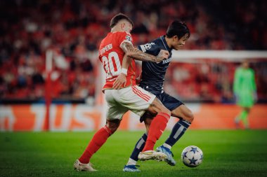 Nicolas Otamendi, Takefusa Kubo UEFA Şampiyonlar Ligi 'nde SL Benfica ile Real Sociedad arasında oynanan 23 / 24 maçında Estadio Da Luz, Lizbon, Portekiz' de mücadele etti. (Maciej Rogowski)