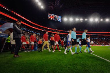 SL Benfica ve Real Sociedad arasında oynanan UEFA Şampiyonlar Ligi 23 / 24 maçında her iki takımın oyuncuları Estadio Da Luz, Lizbon, Portekiz 'de. (Maciej Rogowski)
