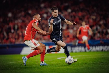 Arthur Cabral, Igor Zubeldia UEFA Şampiyonlar Ligi sırasında 23 / 24 SL Benfica ve Real Sociedad arasında Estadio Da Luz, Lizbon, Portekiz 'de oynandı. (Maciej Rogowski)