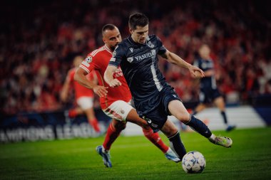Arthur Cabral, Igor Zubeldia UEFA Şampiyonlar Ligi sırasında 23 / 24 SL Benfica ve Real Sociedad arasında Estadio Da Luz, Lizbon, Portekiz 'de oynandı. (Maciej Rogowski)