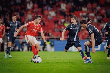 Joao Neves UEFA Şampiyonlar Ligi 'nde SL Benfica ile Real Sociedad arasında oynanan 23 / 24 maçında Sociedad oyuncularına karşı Estadio Da Luz, Lizbon, Portekiz' de. (Maciej Rogowski)