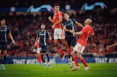 Alexander Bah, Mikel Oyarzabal UEFA Şampiyonlar Ligi sırasında 23 / 24 SL Benfica ile Real Sociedad arasında Estadio Da Luz, Lizbon, Portekiz 'de oynanan maçta. (Maciej Rogowski)