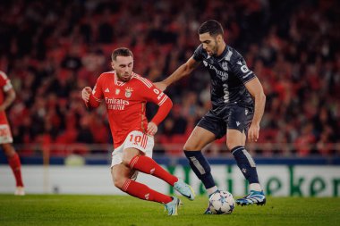 Orkun Kokcu, Mikel Merino UEFA Şampiyonlar Ligi sırasında 23 / 24 SL Benfica ile Real Sociedad arasında Estadio Da Luz, Lizbon, Portekiz 'de oynanan maçta. (Maciej Rogowski)
