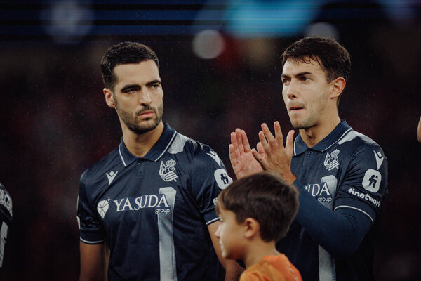 Микель Мерино, Мартин Зубименди во время матча Лиги чемпионов УЕФА 23 / 24 между "Бенфикой" и "Реальным обществом" на стадионе Да Лус, Лиссабон, Португалия. (Мацей Роговский) 