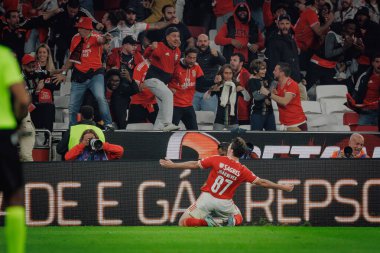 Joao Neves, Portekiz 'in Lizbon kenti Estadio Da Luz' da oynayan SL Benfica ile Sporting CP arasında oynanan Liga Portekiz maçında attığı 23 / 24 'lük golü kutluyor. (Maciej Rogowski)