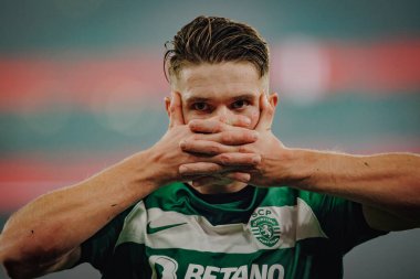 Viktor Gyokeres, Portekiz 'in Lizbon kenti Estadio Da Luz' da oynayan SL Benfica ile Sporting CP arasında oynanan Liga Portekiz maçında attığı 23 / 24 'lük golü kutluyor. (Maciej Rogowski)