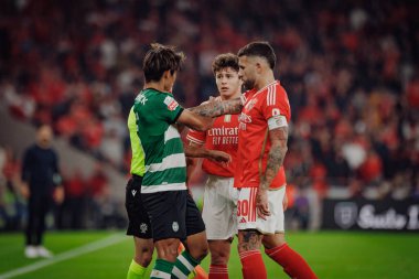 Hidemasa Morita, Joao Neves, Nicolas Otamendi Liga Portekiz maçında SL Benfica ile Estadio Da Luz, Lizbon, Portekiz 'deki Sporting CP arasında 23 / 24 maç yapıldı. (Maciej Rogowski)