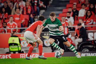 Joao Neves, Viktor Gyokeres Liga Portekiz maçında SL Benfica ile Estadio Da Luz, Lizbon 'da Sporting CP arasında 23 / 24 maç yaptı. (Maciej Rogowski)