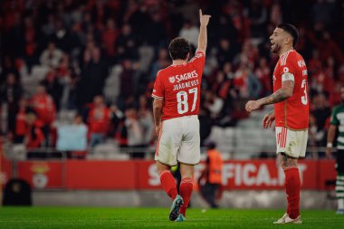 Joao Neves, Portekiz 'in Lizbon kenti Estadio Da Luz' da oynayan SL Benfica ile Sporting CP arasında oynanan Liga Portekiz maçında attığı 23 / 24 'lük golü kutluyor. (Maciej Rogowski)