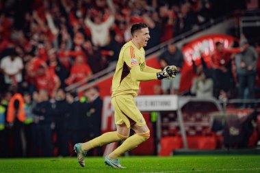 Anatoliy Trubin, Liga Portekiz 'deki SL Benfica ile Portekiz' in Lizbon kenti Estadio Da Luz 'da bulunan Sporting CP arasında oynanan 23 / 24 maçında aldığı VAR kararını kutluyor. (Maciej Rogowski)