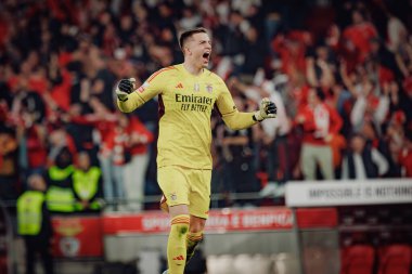 Anatoliy Trubin, Liga Portekiz 'deki SL Benfica ile Portekiz' in Lizbon kenti Estadio Da Luz 'da bulunan Sporting CP arasında oynanan 23 / 24 maçında aldığı VAR kararını kutluyor. (Maciej Rogowski)