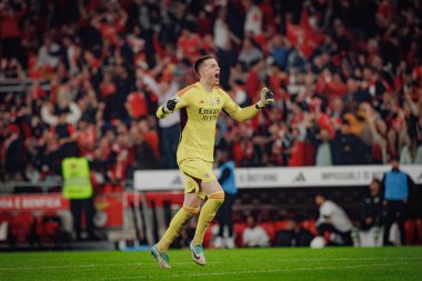 Anatoliy Trubin, Liga Portekiz 'deki SL Benfica ile Portekiz' in Lizbon kenti Estadio Da Luz 'da bulunan Sporting CP arasında oynanan 23 / 24 maçında aldığı VAR kararını kutluyor. (Maciej Rogowski)