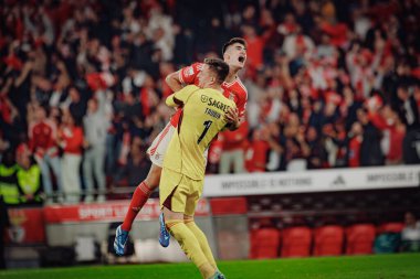 Anatoliy Trubin ve Antonio Silva, Portekiz 'in Estadio Da Luz şehrinde oynanan Liga Portekiz maçında SL Benfica ile Sporting CP arasında oynanan 23 / 24' lük galibiyeti kutluyorlar. (Maciej Rogowski)