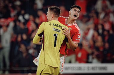 Anatoliy Trubin ve Antonio Silva, Portekiz 'in Estadio Da Luz şehrinde oynanan Liga Portekiz maçında SL Benfica ile Sporting CP arasında oynanan 23 / 24' lük galibiyeti kutluyorlar. (Maciej Rogowski)