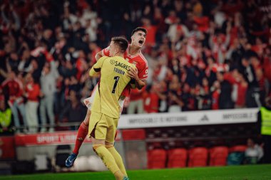 Anatoliy Trubin ve Antonio Silva, Portekiz 'in Estadio Da Luz şehrinde oynanan Liga Portekiz maçında SL Benfica ile Sporting CP arasında oynanan 23 / 24' lük galibiyeti kutluyorlar. (Maciej Rogowski)