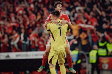 Joao Neves ve Anatoliy Trubin, Liga Portekiz maçında SL Benfica ile Estadio Da Luz, Lizbon, Portekiz 'deki Sporting CP arasında 23 / 24' lük bir kutlama yaptılar. (Maciej Rogowski)