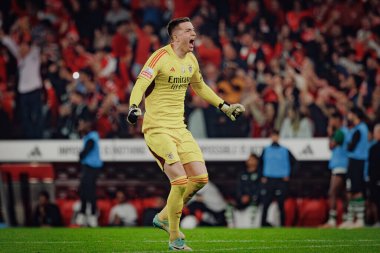 Anatoliy Trubin, Liga Portekiz 'deki SL Benfica ile Portekiz' in Lizbon kenti Estadio Da Luz 'da bulunan Sporting CP arasında oynanan 23 / 24 maçında aldığı VAR kararını kutluyor. (Maciej Rogowski)