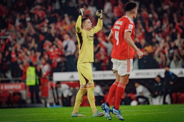 Anatoliy Trubin, Liga Portekiz 'deki SL Benfica ile Portekiz' in Lizbon kenti Estadio Da Luz 'da bulunan Sporting CP arasında oynanan 23 / 24 maçında aldığı VAR kararını kutluyor. (Maciej Rogowski)