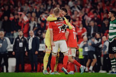 Anatoliy Trubin, Portekiz Ligi maçında SL Benfica ile Portekiz 'in Lizbon kenti Estadio Da Luz' da Sporting CP arasında Casper Tengstedt ile birlikte kutlar. (Maciej Rogowski)