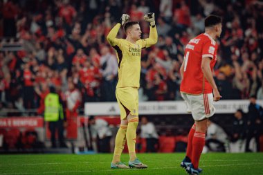 Anatoliy Trubin, Liga Portekiz 'deki SL Benfica ile Portekiz' in Lizbon kenti Estadio Da Luz 'da bulunan Sporting CP arasında oynanan 23 / 24 maçında aldığı VAR kararını kutluyor. (Maciej Rogowski)