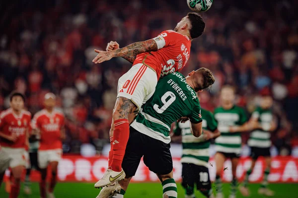 Nicolas Otamendi, Liga Portekiz maçında Viktor Gyokeres ile Estadio Da Luz, Lizbon, Portekiz 'deki SL Benfica ile Sporting CP arasında 23 / 24 düello yaptı. (Maciej Rogowski)