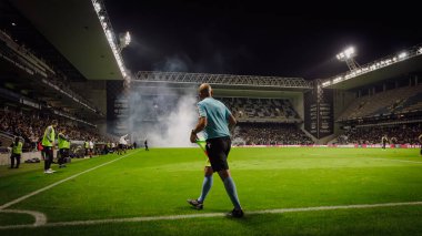 Portekiz Liga maçında Boavista FC ile Estadio 'daki Sporting CP arasında oynanan maçta arka planda havai fişekler bulunan çizgi hakemi Bessa Seculo XXXI, Porto, Portekiz. (Maciej Rogowski)