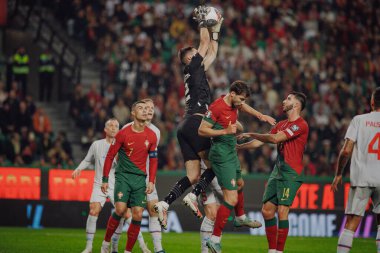 Portekiz ve İzlanda milli takımları Estadio Jose Alvalade, Lizbon, Portekiz milli takımı arasında oynanan UEFA Euro 2024 ön eleme maçında her iki takımın oyuncuları da top için mücadele etmektedir. (Maciej Rogowski)