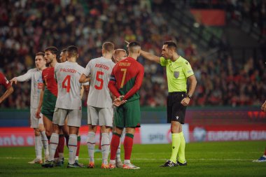 Cristiano Ronaldo, UEFA Euro 2024 eleme maçında Portekiz ve İzlanda milli takımları Estadio Jose Alvalade, Lizbon, Portekiz takımları arasında hakemi dinlemektedir. (Maciej Rogowski)