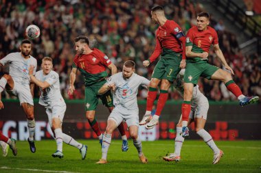 Portekiz ve İzlanda milli takımları Estadio Jose Alvalade, Lizbon, Portekiz milli takımı arasında oynanan UEFA Euro 2024 ön eleme maçında her iki takımın oyuncuları da top için mücadele etmektedir. (Maciej Rogowski)