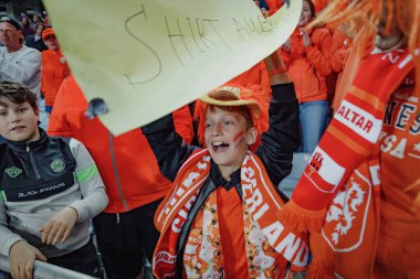 UEFA Euro 2024 eleme maçını izleyen taraftarlar arasında Gibraltar ve Hollanda, Estadio Algarve, Loule, Faro, Portekiz milli takımları bulunmaktadır. (Maciej Rogowski)