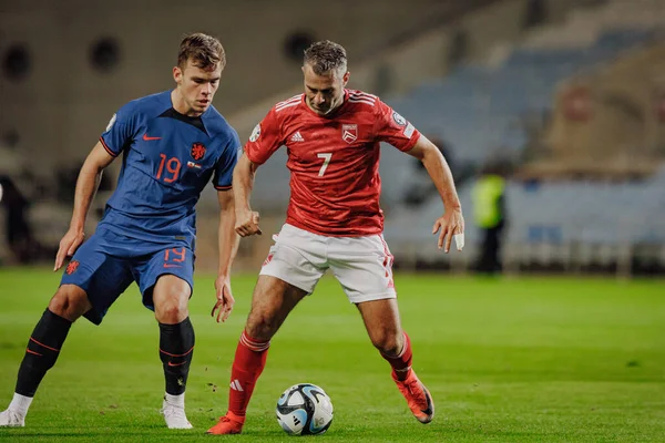 Thijs Dallinga, Lee Casciaro UEFA Euro 2024 eleme maçında Gibraltar ve Hollanda, Estadio Algarve, Loule, Faro, Portekiz milli takımları arasında oynandı. (Maciej Rogowski)