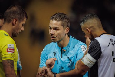 Liga Portugal maçında SC Farense ile FC Arouca, Estadio de Sao Luis, Faro, Portekiz arasında oynanan maçta kaptanlar arasında Iancu Vasilica (hakem). (Maciej Rogowski)